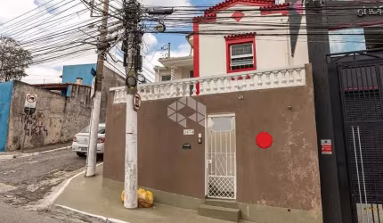 Sobrado à venda em Santana 3 dormitórios e sem vaga.