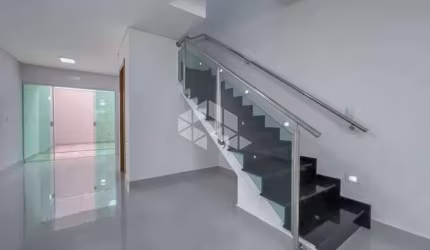 Sobrado no Jardim Brasil com 3 dormitórios e 2 vagas de garagem.