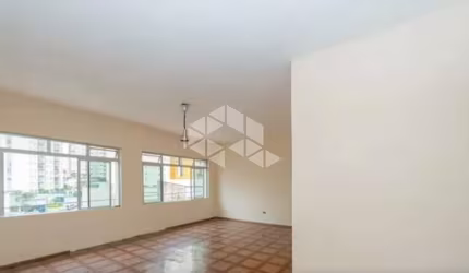 Sobrado no Chora Menino com 4 dormitórios e 1 vaga de garagem.