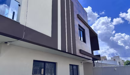 ESQUINA COM AMPLO TERRENO E PRONTA PARA MORAR