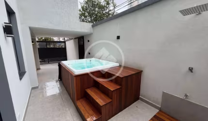 Casa 3 quartos à venda, 2 andares, com jacuzzi e churrasqueira na área externa, na Ponta da Praia. codigo: 99404