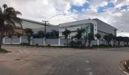 Galpão com 5.000m² de área costruinda em terreno de 10.000m²  para locação em Guarulhos.