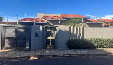 Casa à venda, 3 Quartos  e 1 suíte - Piscina aquecida  -  no bairro Coophatrabalho, Campo Grande, MS