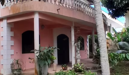 Casa arborizada perto da praia