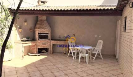 Linda casa á venda, reformada, quatro dormitórios, duas suítes master, varanda, quintal com churrasqueira e três vagas.
