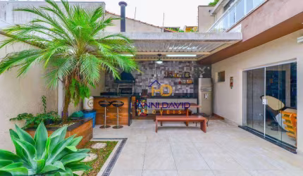 Casa com Varanda Gourmet e Churrasqueira.