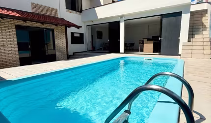 Belíssima Casa com piscina,  2 suítes + 1 quarto e área de festa