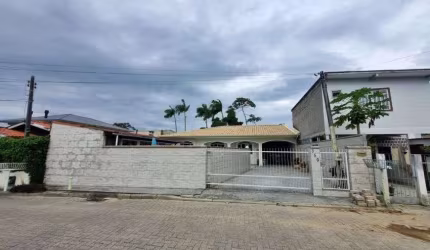 Casa com piscina de 3 quartos semimobiliada com planejados - em Aririú - Palhoça - SC