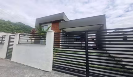 Linda Casa à Venda- Loteamento Vale Verde, Bela Vista - Palhoça: Conforto e Lazer em um Só Lugar!