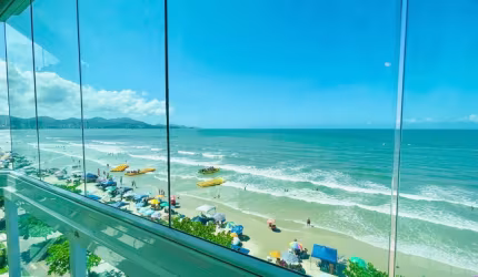 Apartamento Frente Mar 03 quartos Meia Praia