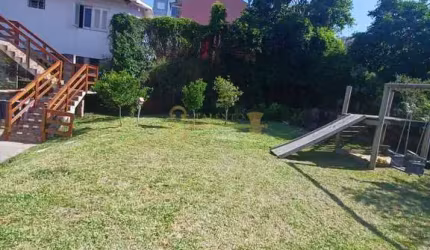 Casa Semimobiliada com Pátio e 5 Quartos