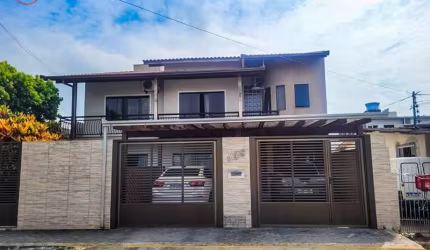 Sobrado Versátil para Venda com ótimo potencial para gerar Renda, com Sala Comercial.