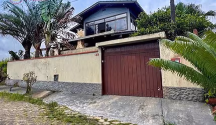 SOBRADO NO CENTRO DE BARRA VELHA COM 03 DORMITÓRIOS SENDO 01 SUÍTE
