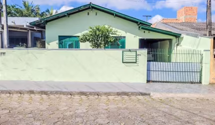 Casa localizada no bairro Porto das Balsas, com 03 dormitórios sendo 01 suíte e área total de 200m²