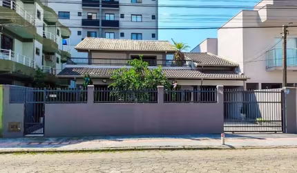Sobrado com 4 Quartos, Totalmente Mobiliado - 100% AVERBADO, a 150 metros da PRAIA!!