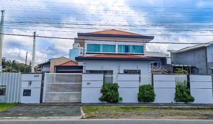 EXCELENTE SOBRADO NO CENTRO, FRENTE MAR COM 03 DORMITÓRIOS SENDO 02 SUÍTES, ÓTIMO ESPAÇO DE TERRENO!!