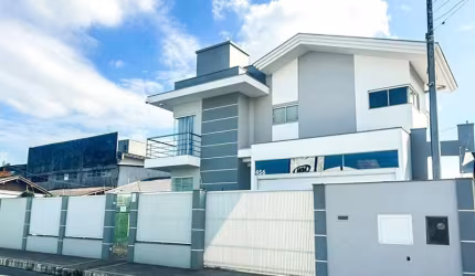 SOBRADO DE ALTO PADRÃO - LOCALIZADO EM ITAJAI - MOBILIADO E AVERBADO COM 585 m² DE TERRENO.