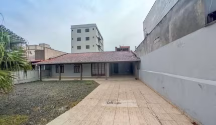 CASA COM EXCELENTE ESPAÇO DE TERRENO COM 407,00 M² TOTAL LOCALIZADA A 280 METROS DA PRAIA DE ITAJUBA - BARRA VELHA