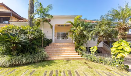 Casa de condomínio com 471.1 m², 4 quartos sendo 4 suítes à venda no bairro Ahú.