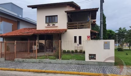 Ampla Casa à Venda no Carianos – Florianópolis/SC -| 250m² de conforto e espaço para toda a família.