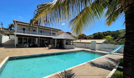 Linda casa com piscina e jardim, à venda no Condomínio Campos de Santo Antônio I em Itu.