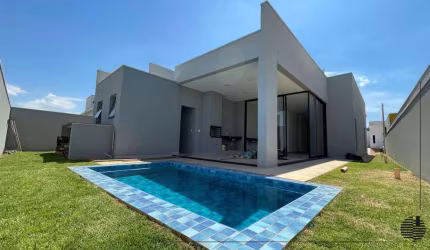 Casa com piscina á venda no condomínio Una.