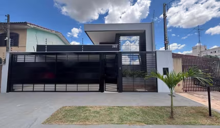 Casa à venda na Zona 08, Maringá Com uma área construída de 215 m , essa casa conta com 4 suítes