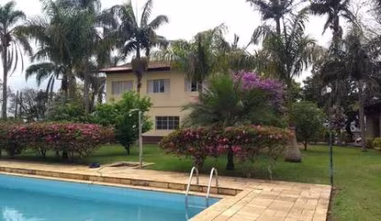 CHACARA SUZANO: CASA COM 7 DORM., PISCINA, CHURRASQUEIRA, QUADRA DE TENIS OFICIAL, AT. 5.000 M²