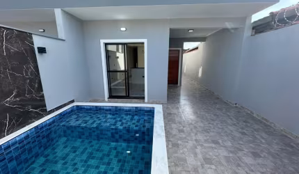 Linda casa em Mongaguá com 02 quartos