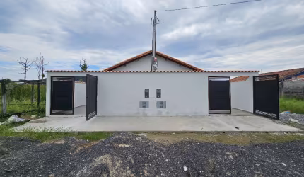 Casa em Mongaguá com 02 quartos
