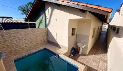 CASA COM PISCINA A VENDA NA PRAIA EM ITANHAÉM/SP