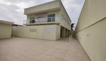 Casa em condomínio com piscina