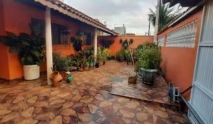 Casa com 2 quartos e churrasqueira em Itanhaém