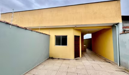 Excelente oportunidade de casa com piscina à 650 metros do mar em Itanhaém