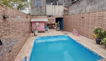casa com piscina e 4 quartos em Itanhaém
