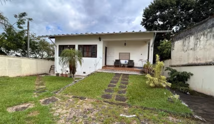Casa para venda em Peruíbe com 02 quartos