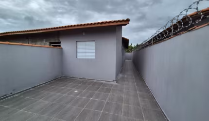 Casa com 2 quartos e espaço gourmet com churrasqueira em Itanhaém