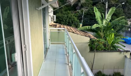 Casa duplex com 3 quartos, 2 suítes, churrasqueira e muito conforto pertinho das praias!