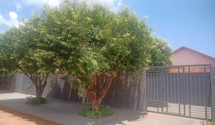Casa com quintal amplo, 4 quartos sendo 1 suíte à venda no Jardim Alvorada em Três Lagoas - MS