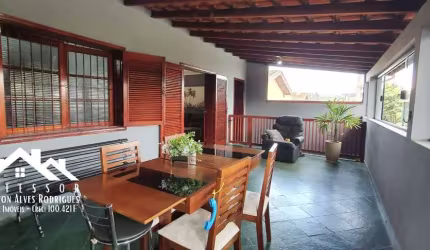 Ótima Casa com Edícula no Fundo do Lote no Bairro Planalto em Limeira SP.