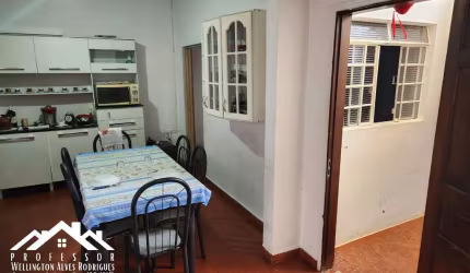 Casa próxima à Praça Maria Buzolin na Vila Anita em Limeira-SP (MF)
