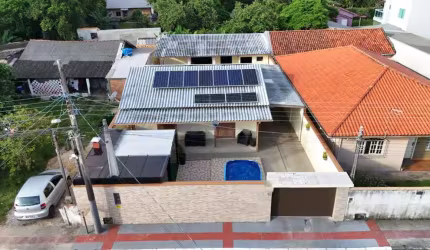 Casa com Piscina no Campo da Aviação