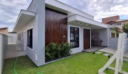 Casa alto padrao a poucos metros da praia