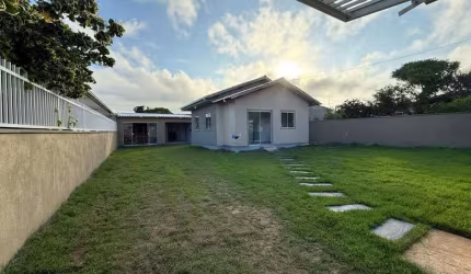 Casa com Edícula em Terreno Amplo próximo da Praia da Vila Nova, Imbituba
