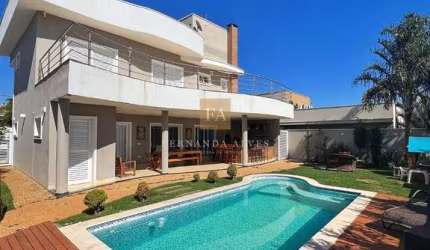 Casa Villagio com gramado e espaço externo
