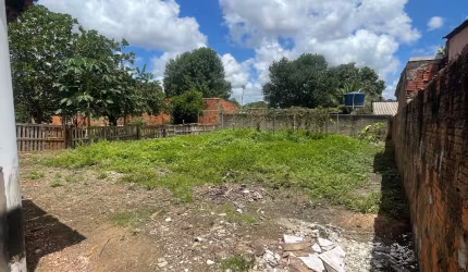 Lote no bairro Jardim Presidente (duas ruas atrás da Av. Fernando Corrêa)