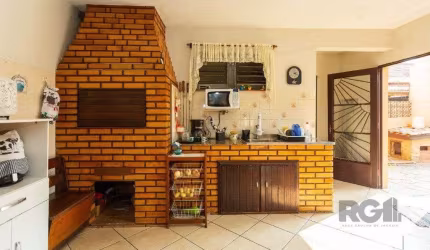 Casa de 4 dormitórios sendo no bairro Morro Santana