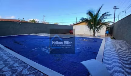 Casa com amplo terreno e piscina