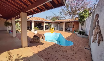 ALUGA ou VENDE - Casa com piscina no Jardim América - Araraquara/SP