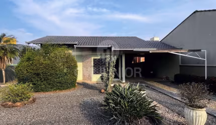 Casa com 3 quartos à venda na Rua Treze de Maio, 137, Iririú, Joinville por R$ 890.000